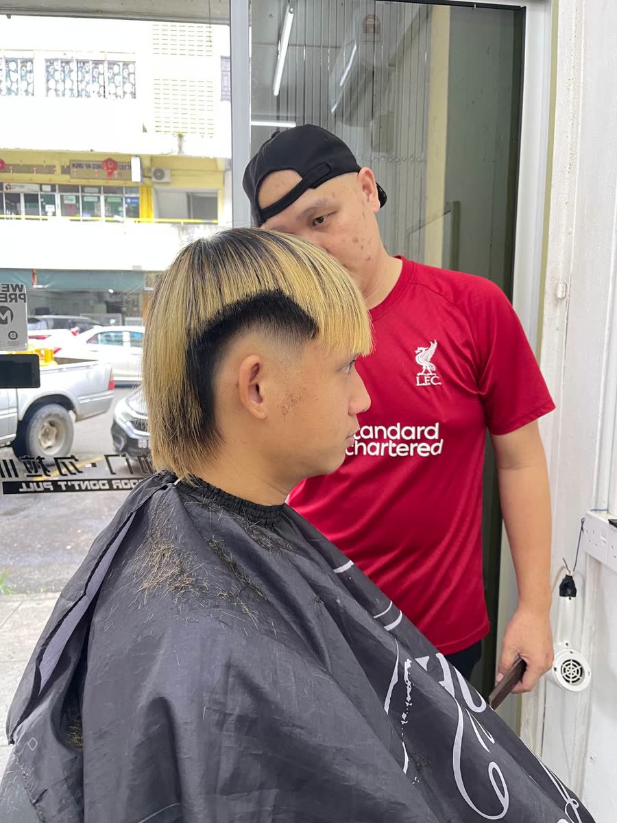Mullet blonde dengan burst fade